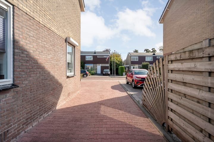 Twee-onder-één-kap te koop: De Plevier 37, Hoogeveen