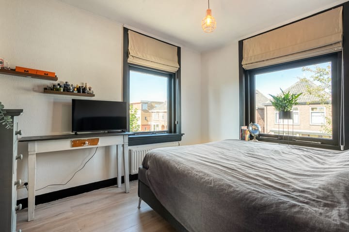 Twee-onder-één-kap te koop: Rozenstraat 19, Almelo
