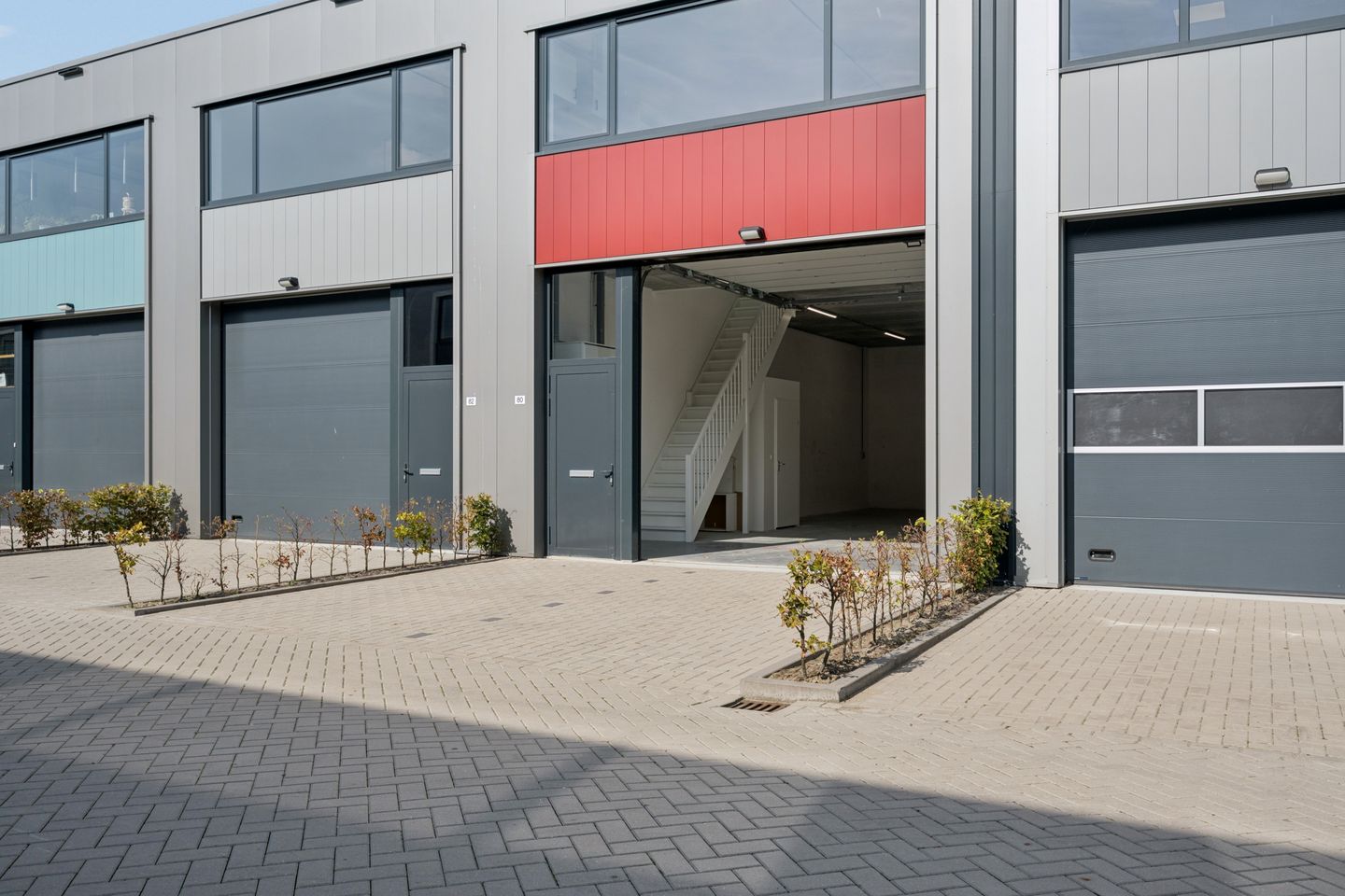 View photo 2 of Newtonstraat 80