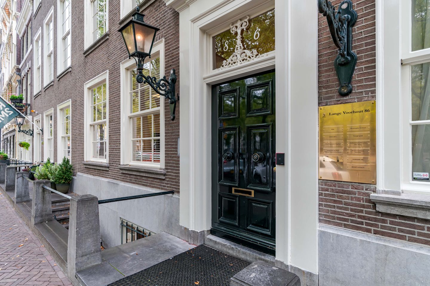 View photo 2 of Lange Voorhout 86
