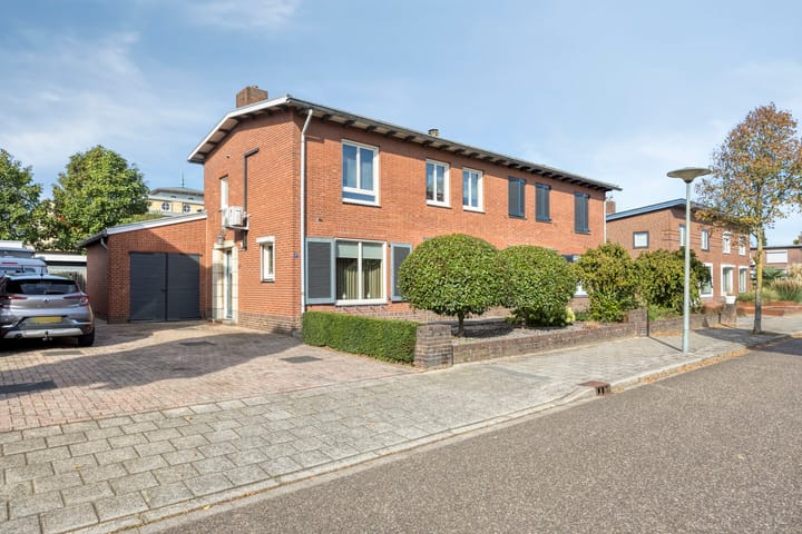 Twee-onder-één-kap te koop: Henri Tijssenstraat 47, Roermond
