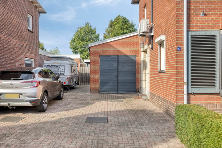 Twee-onder-één-kap te koop: Henri Tijssenstraat 47, Roermond