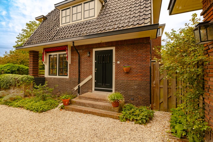 Twee-onder-één-kap te koop: Jan Steenlaan 1, Heemstede