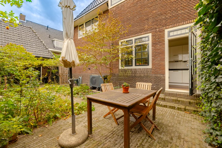 Twee-onder-één-kap te koop: Jan Steenlaan 1, Heemstede
