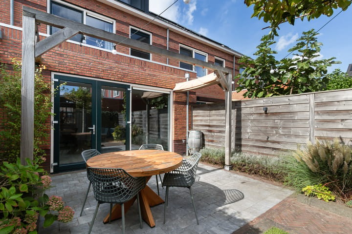 Tussenwoning te koop: Wijnie Jabaaijlaan 18, Dordrecht