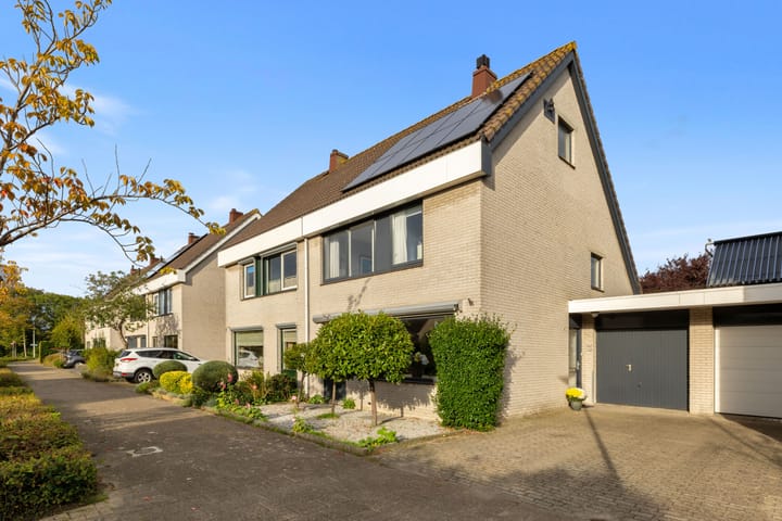 Tussenwoning te koop: Marshalllaan 11, Hellevoetsluis