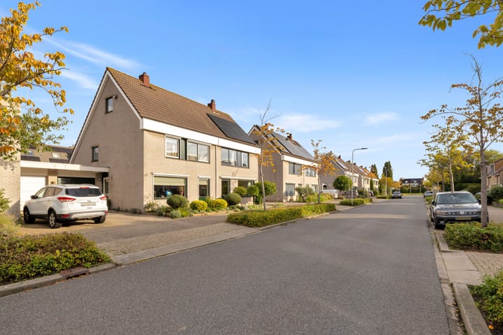 Tussenwoning te koop: Marshalllaan 11, Hellevoetsluis