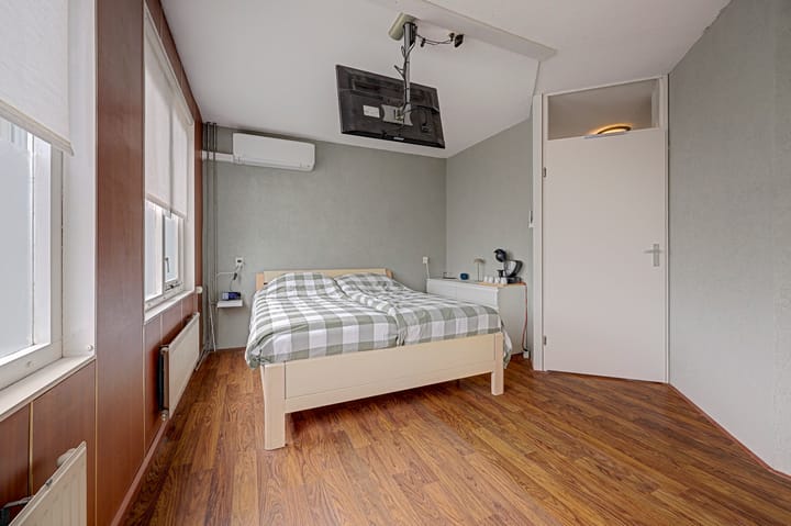 Tussenwoning te koop: Kouwenaardseweg 66, Hoogvliet Rotterdam