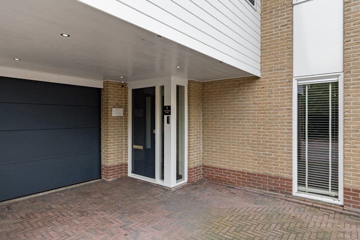 Twee-onder-één-kap te koop: Pastoor J H Wesselstraat 1, Coevorden