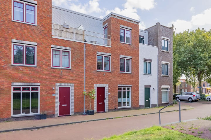 Tussenwoning te koop: S.P. Kuijperplantsoen 105, Ijmuiden
