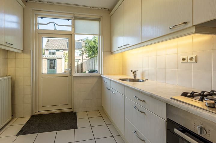 Tussenwoning te koop: Johan Willem Frisostraat 19, Strijensas