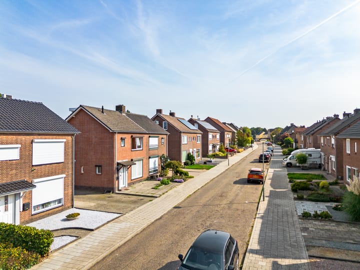 Twee-onder-één-kap te koop: Bernadettelaan 35, Landgraaf
