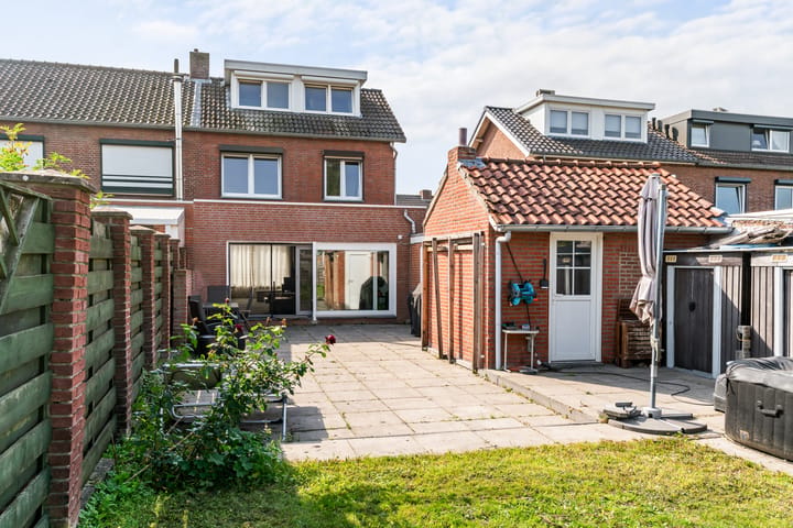 Twee-onder-één-kap te koop: Bernadettelaan 35, Landgraaf