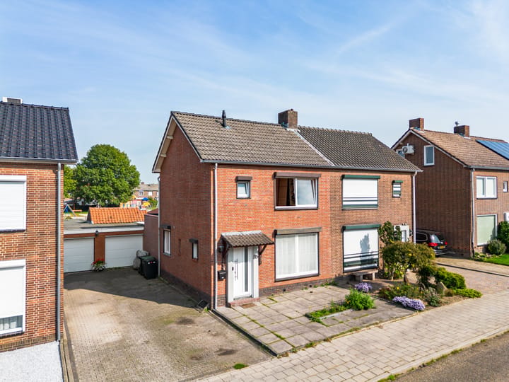 Twee-onder-één-kap te koop: Bernadettelaan 35, Landgraaf