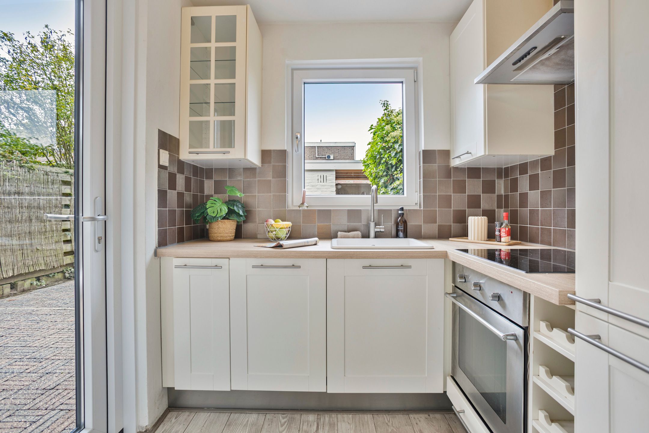 Photo 15 of Adelaertstraat 13