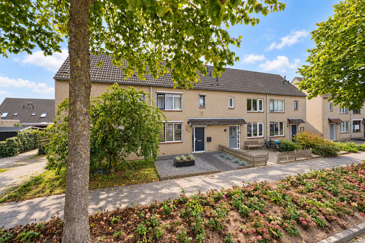 Tussenwoning te koop: Notarisappel 84, Tiel