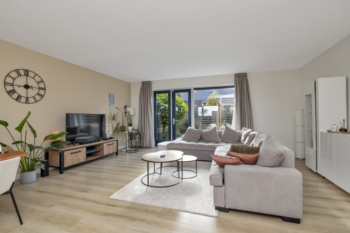 Tussenwoning te koop: Meerval 63, Schagen