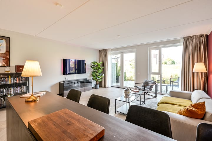Twee-onder-één-kap te koop: Houtwal 25, Lelystad