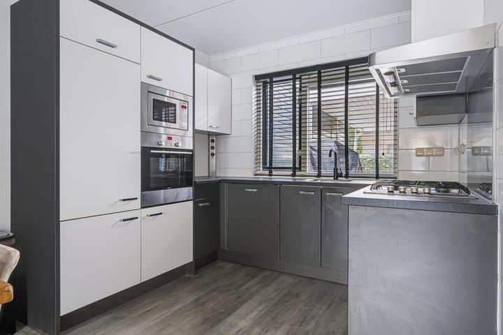 Tussenwoning te koop: Zwaluwenveld 16, Emmen