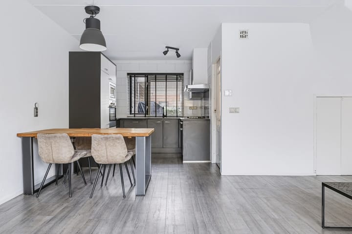 Tussenwoning te koop: Zwaluwenveld 16, Emmen