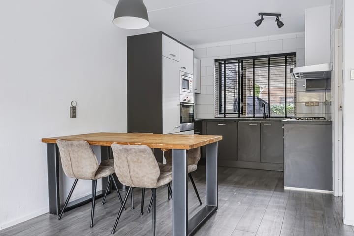 Tussenwoning te koop: Zwaluwenveld 16, Emmen