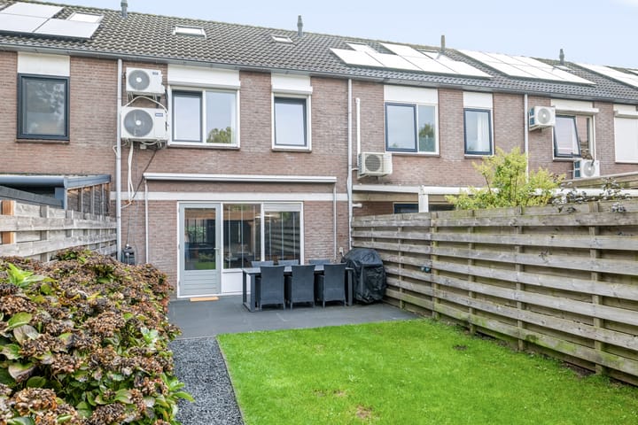 Tussenwoning te koop: Zwaluwenveld 16, Emmen