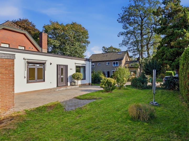 Twee-onder-één-kap te koop: Parallelweg 3, Heelsum