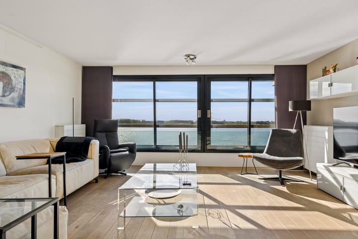 Appartement te koop: Koetsierbaan 381, Almere
