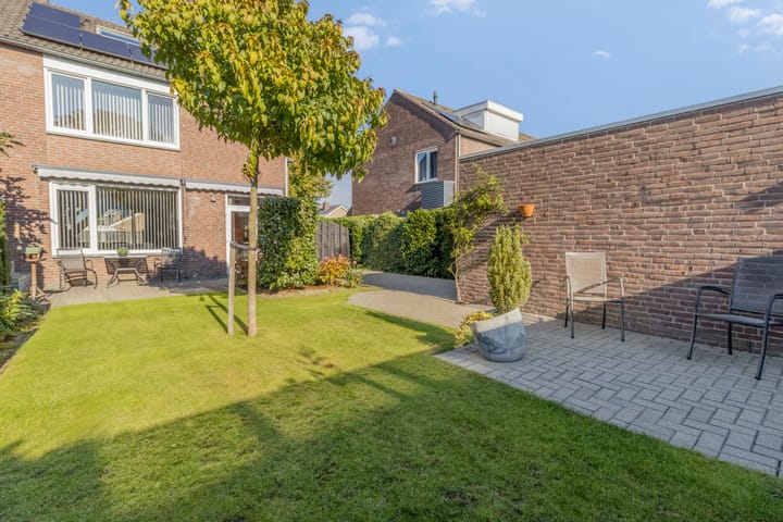 Twee-onder-één-kap te koop: Haagweg 13, Limbricht