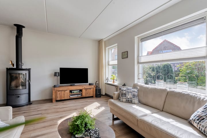 Twee-onder-één-kap te koop: Prins Bernhardstraat 25, Steenwijk