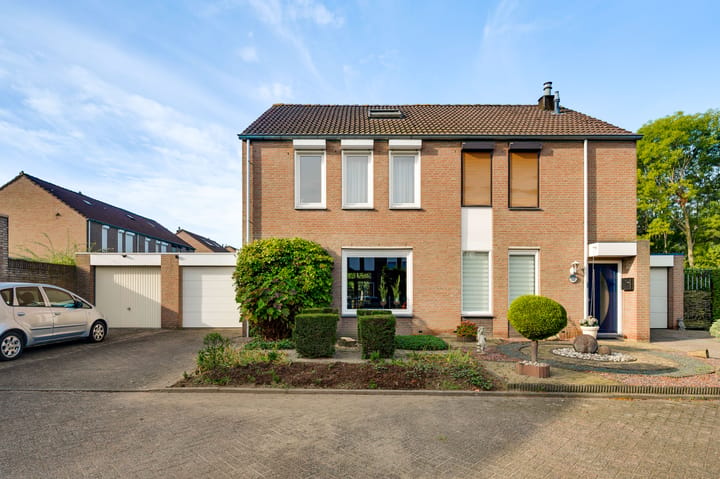 Twee-onder-één-kap te koop: De Vaart 128, Geleen
