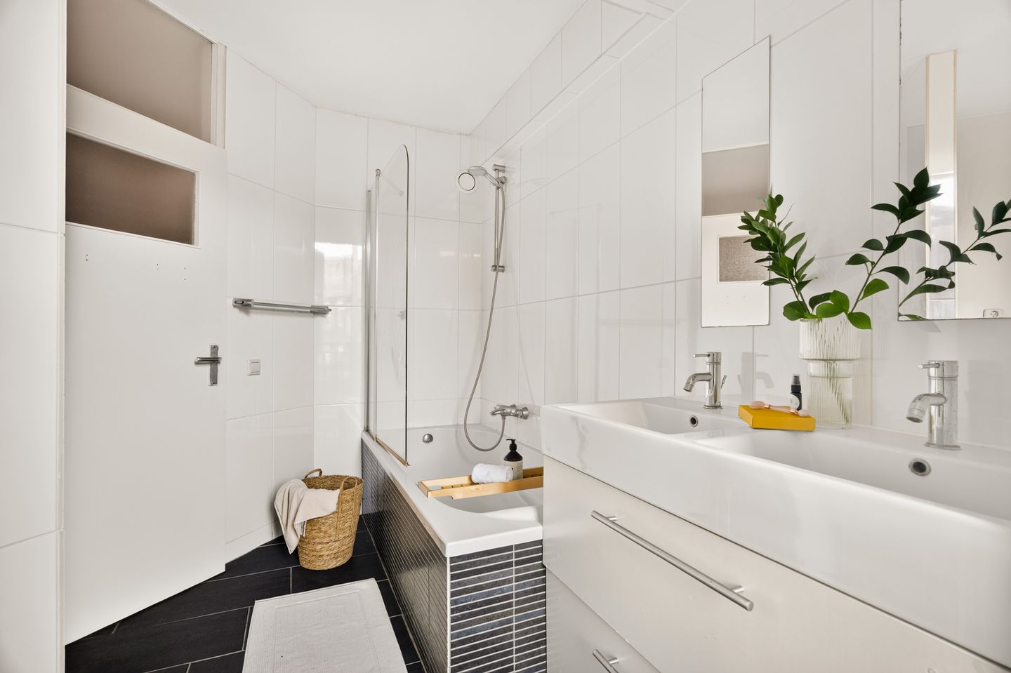 Photo 34 of Van Hilligaertstraat 290