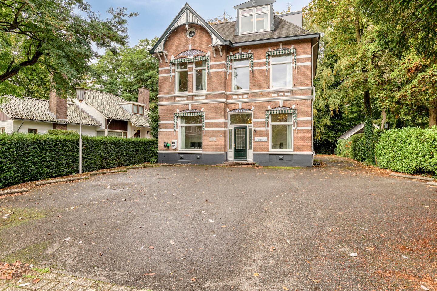Bekijk foto 1 van Burg. Tutein Noltheniuslaan 21