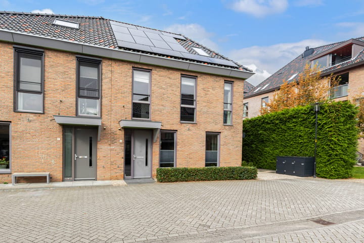 Twee-onder-één-kap te koop: Van Slootenstraat 8, Nijkerk