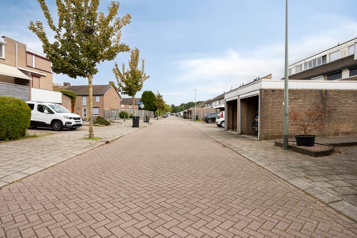 Tussenwoning te koop: Admiraal Helfrichstraat 16, Roermond