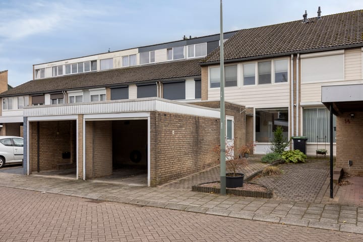 Tussenwoning te koop: Admiraal Helfrichstraat 16, Roermond