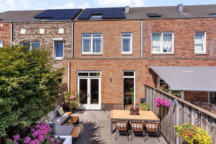 Tussenwoning te koop: Oeverlaan 23, Borne