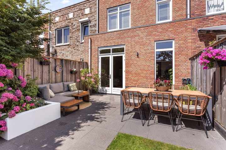 Tussenwoning te koop: Oeverlaan 23, Borne