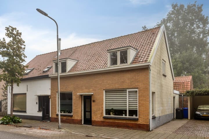 Twee-onder-één-kap te koop: Zandstraat 121, Sas Van Gent