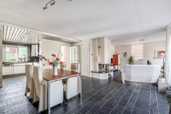 Hoekwoning te koop: J.J. Allanstraat 300, Westzaan