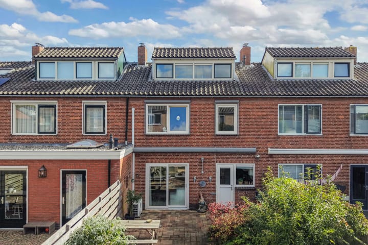 Tussenwoning te koop: Omroeplaan 8, Huizen