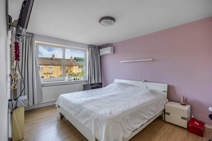 Tussenwoning te koop: Omroeplaan 8, Huizen