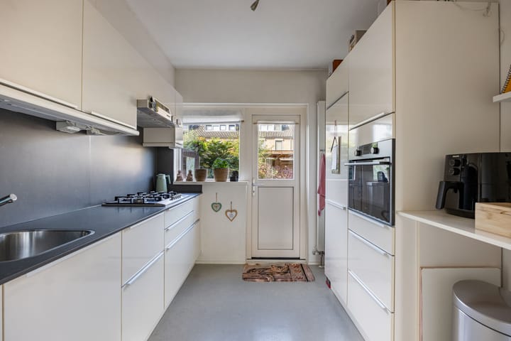 Tussenwoning te koop: Omroeplaan 8, Huizen
