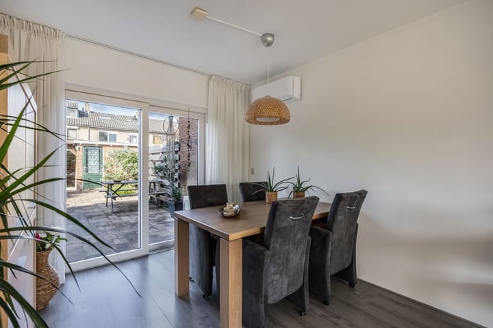 Tussenwoning te koop: Omroeplaan 8, Huizen