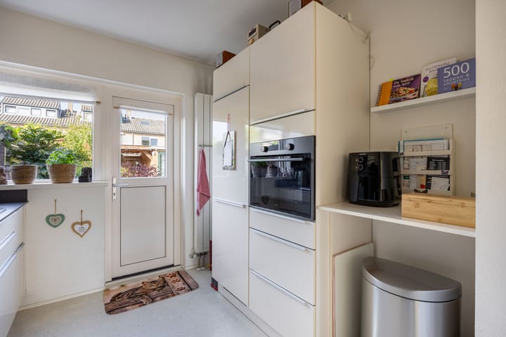 Tussenwoning te koop: Omroeplaan 8, Huizen