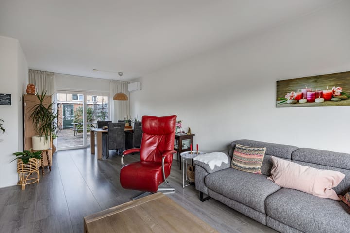 Tussenwoning te koop: Omroeplaan 8, Huizen