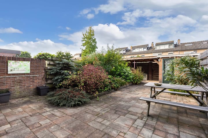 Tussenwoning te koop: Omroeplaan 8, Huizen