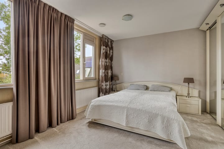 Tussenwoning te koop: Roosterbos 9, Hoofddorp