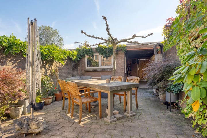 Tussenwoning te koop: Da Costastraat 10, Tilburg