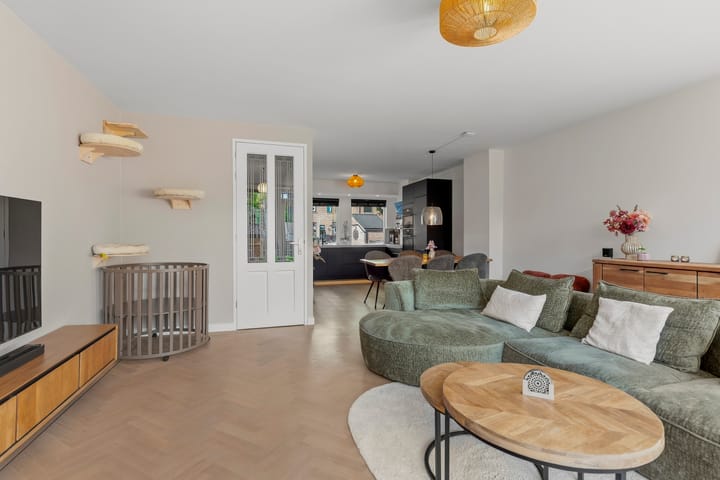 Tussenwoning te koop: Grasmeent 68, Almere